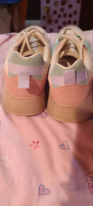 Damskie adidasy zamszowe