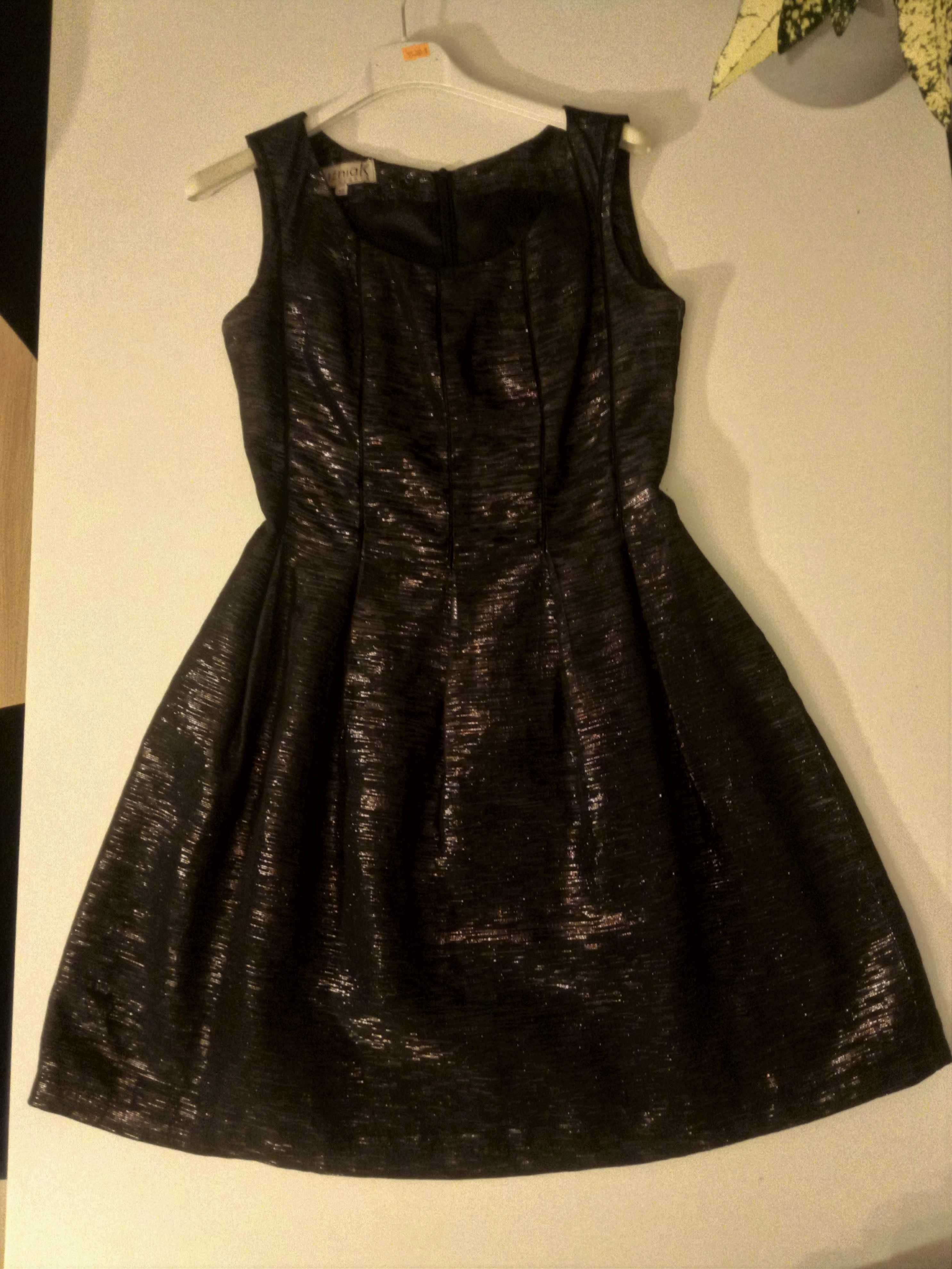 Czarna elegancka sukienka ze srebrną, połyskującą nitką