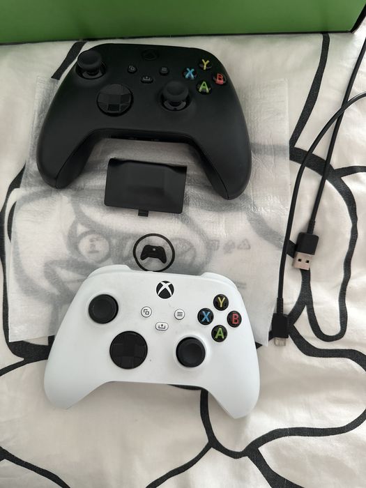 Xbox series X semi nova com 2 comandos