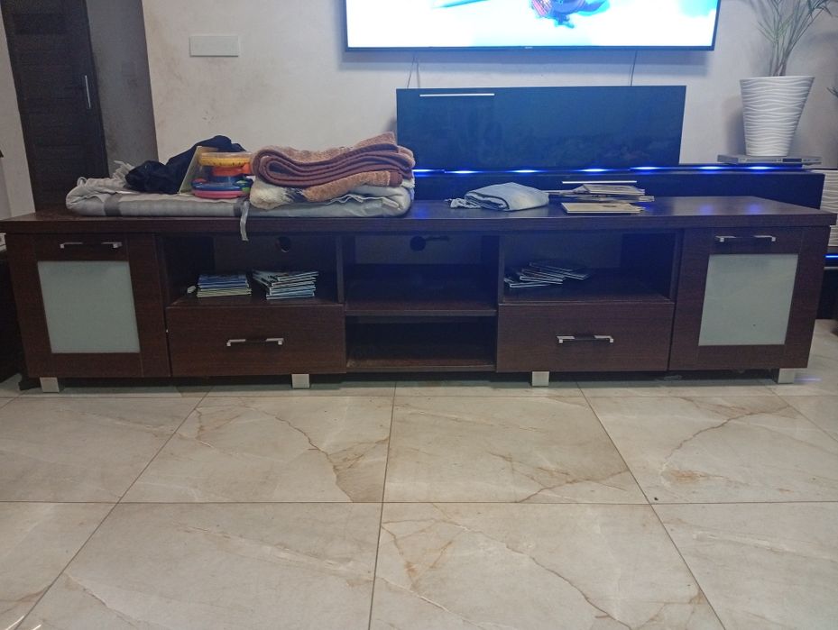 Szafka pod tv i słupek podświetlany