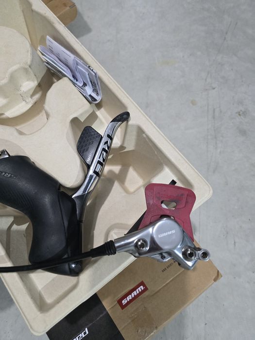 Manetes Sram Red Axs 12v, com tubos hidráulicos e pinças de travão