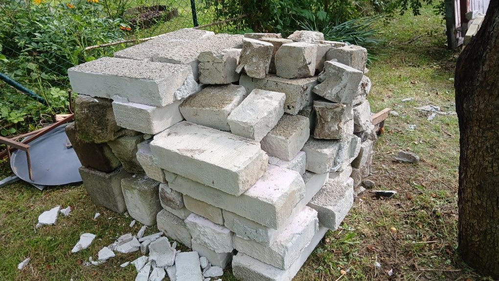 Gruz budowlany rozbiórkowy bloczki betonowe i gazonowe