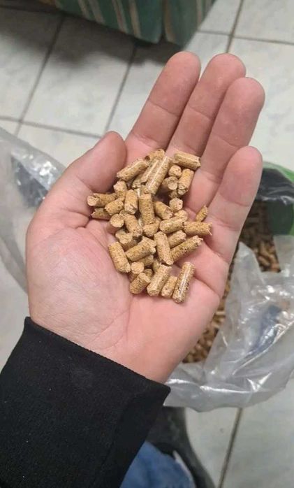 Pellet sosnowy Jasny (nie czarny) nie powoduje spieków EN+ Dowóz