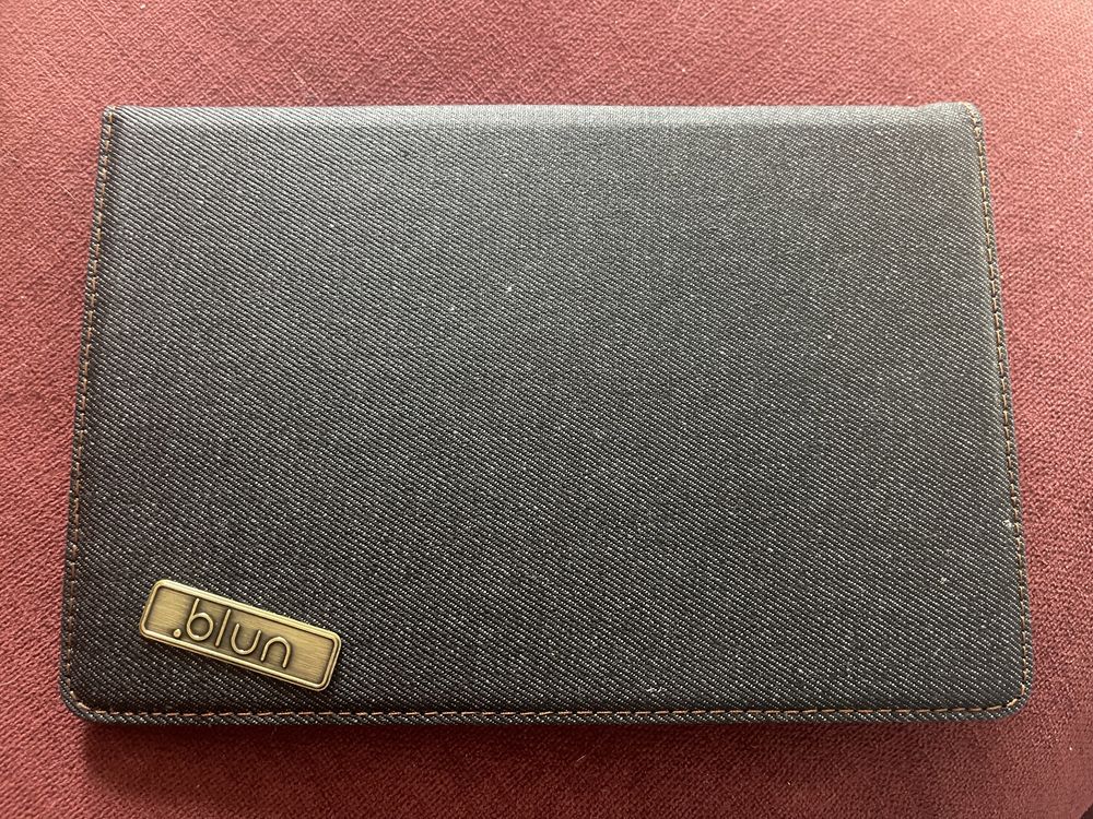 Uniwersalne etui na tablet, różne wzory