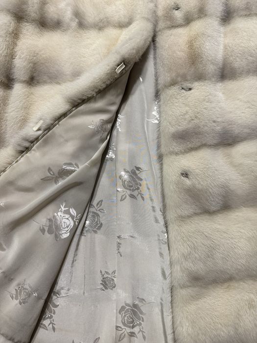 Натуральна до коліна норкова шуба з скороченими рукавами