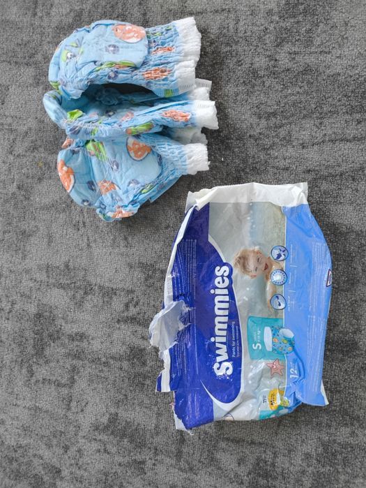 Mata dla dziecka + 3 pieluszki do pływania