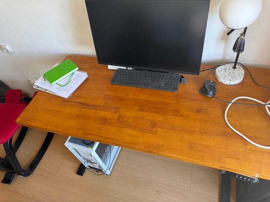 mesa com mecanismo de elevação e tampo de madeira