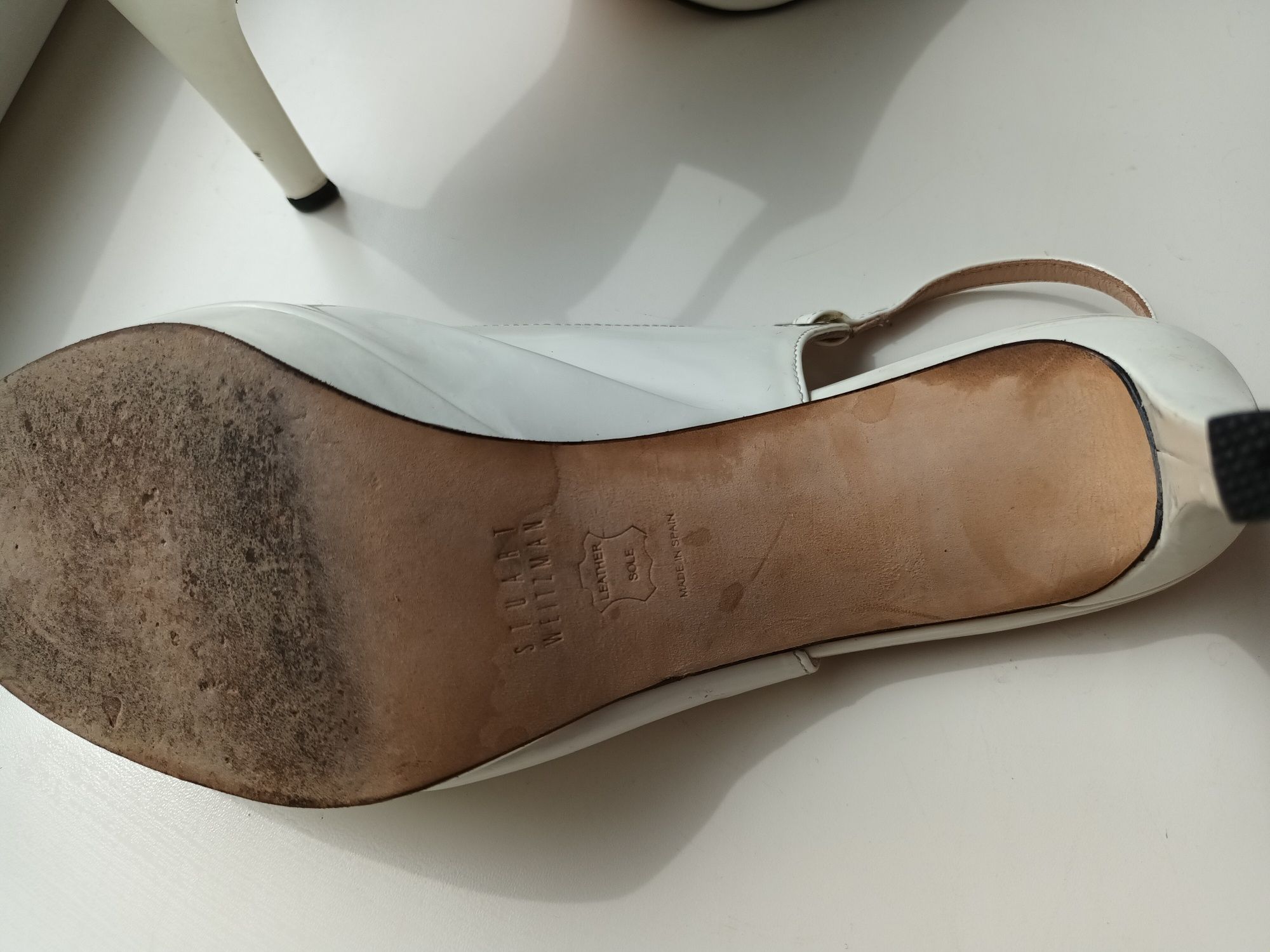 Босоножки белые лаковые Stuart  Weitzman