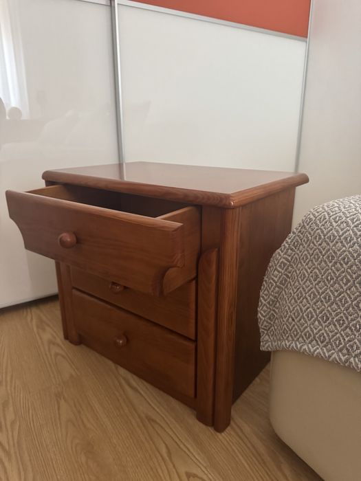 Mesa de cabeceira em madeira de cerejeira