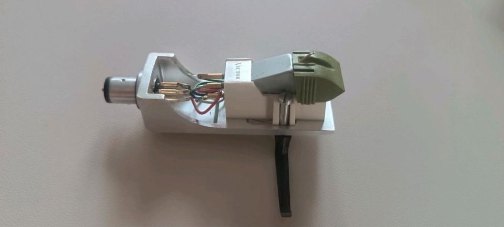 Wkładkę MM Victor MD1016  z nową igłą DT33G.