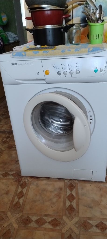Стиральная машина Zanussi.