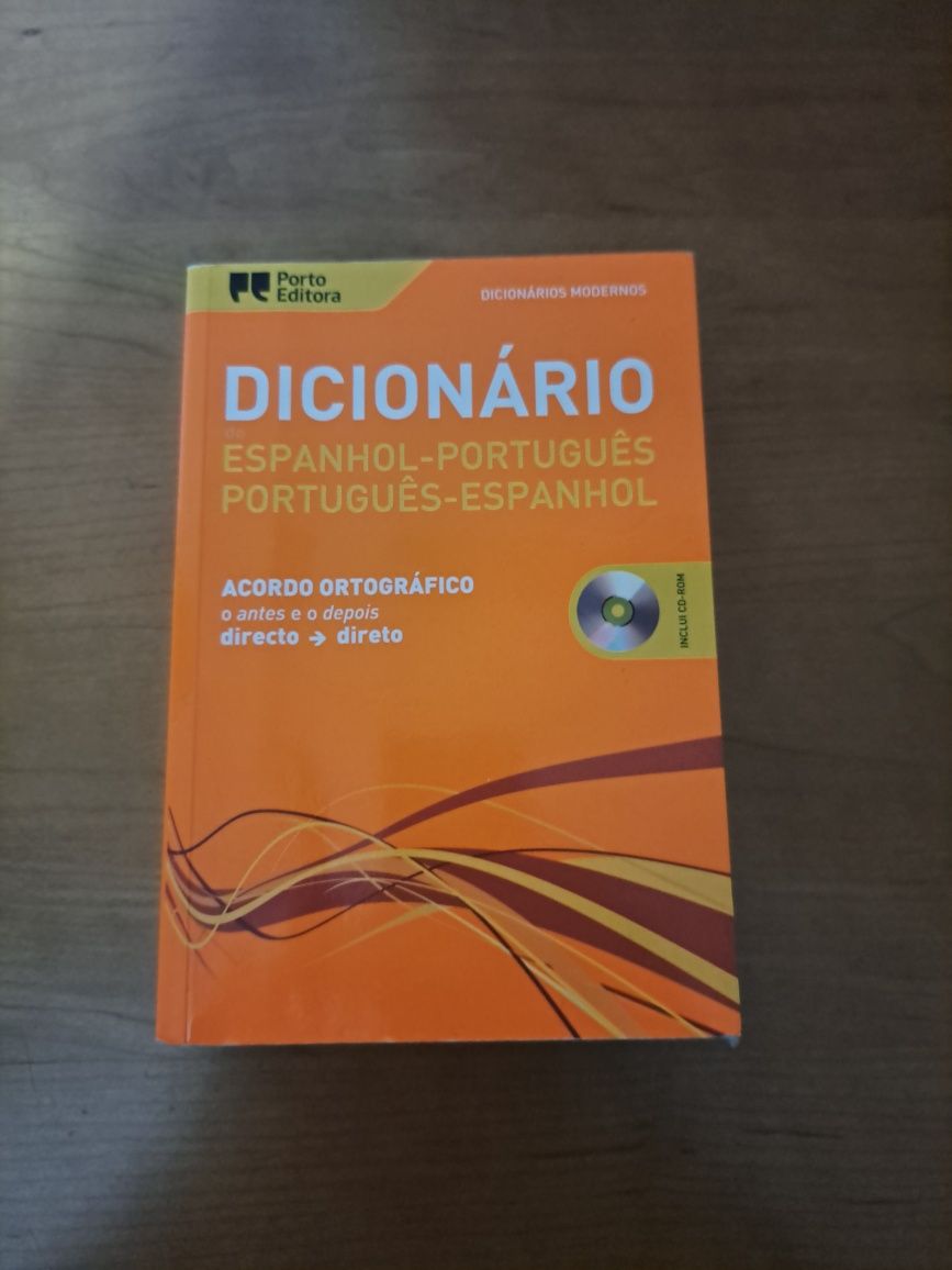 Livros de direito e Dicionário de espanhol