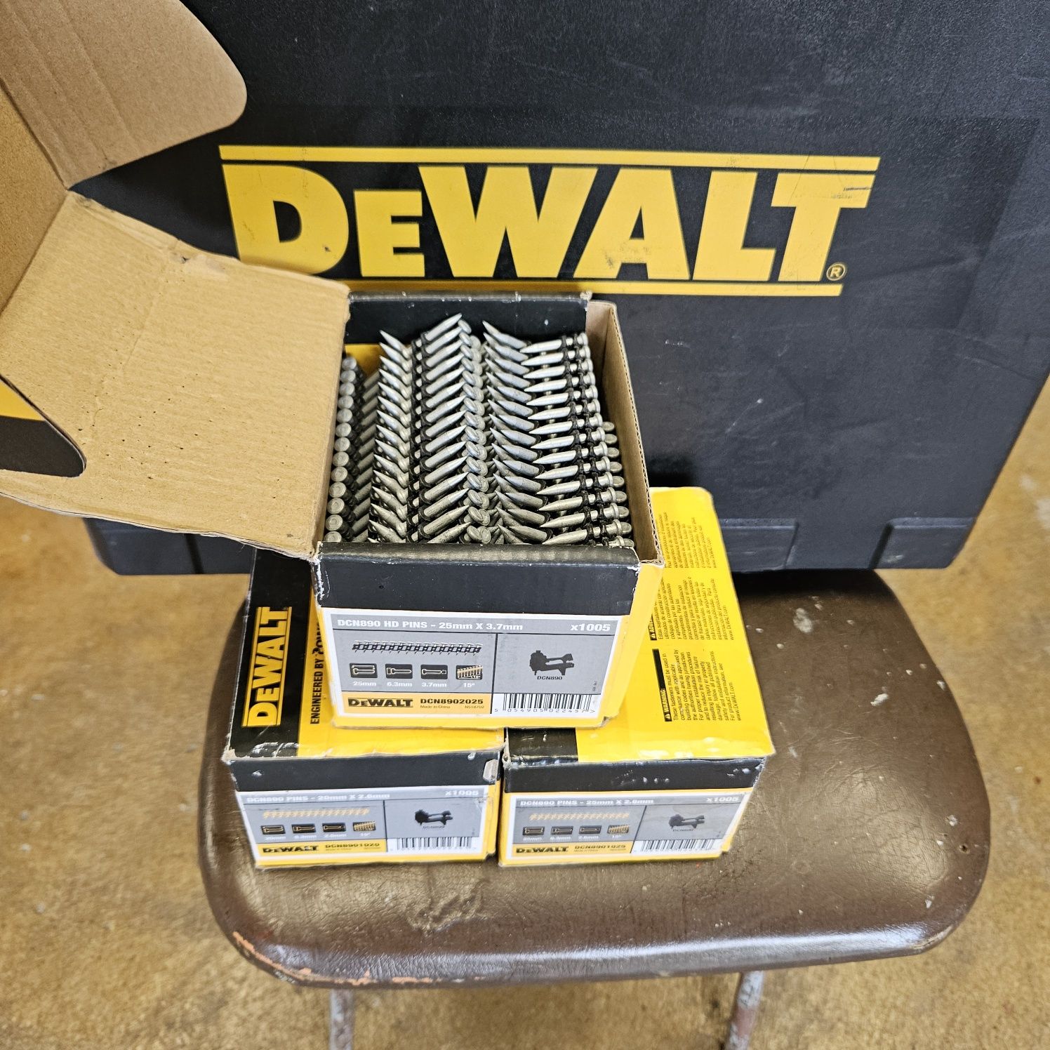 Gwoździarka Dewalt DCN 890 N