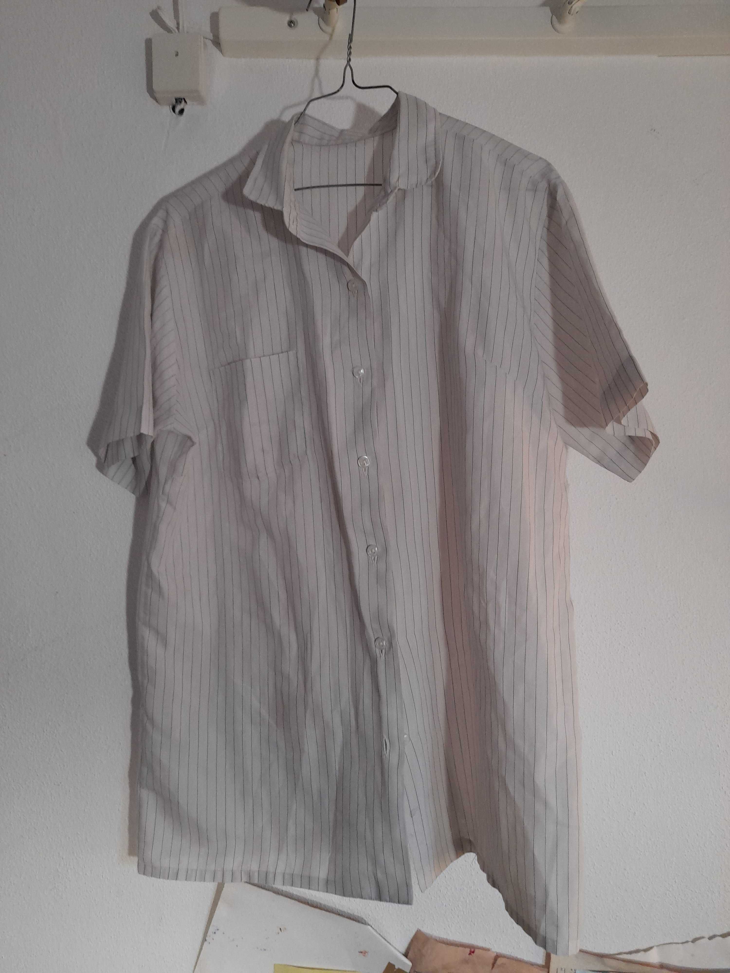 Camisa branca ás riscas