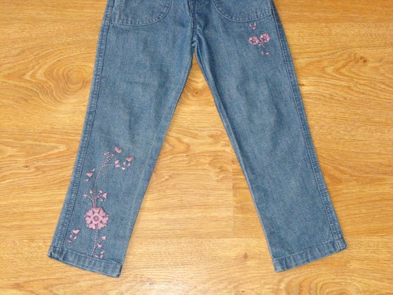 Spodnie Jeansowe z Haftem dla Dziewczynki r. 98-104 cm