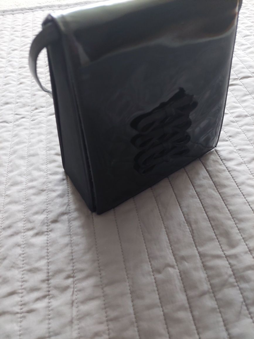 Elegancka torebka czarna stuart weitzman
