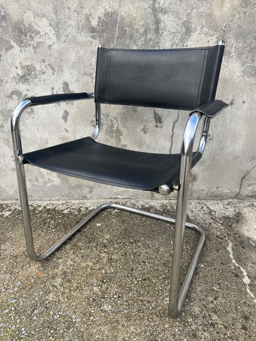 Cadeira vintage estilo Bauhaus em couro preto e estrutura cromada