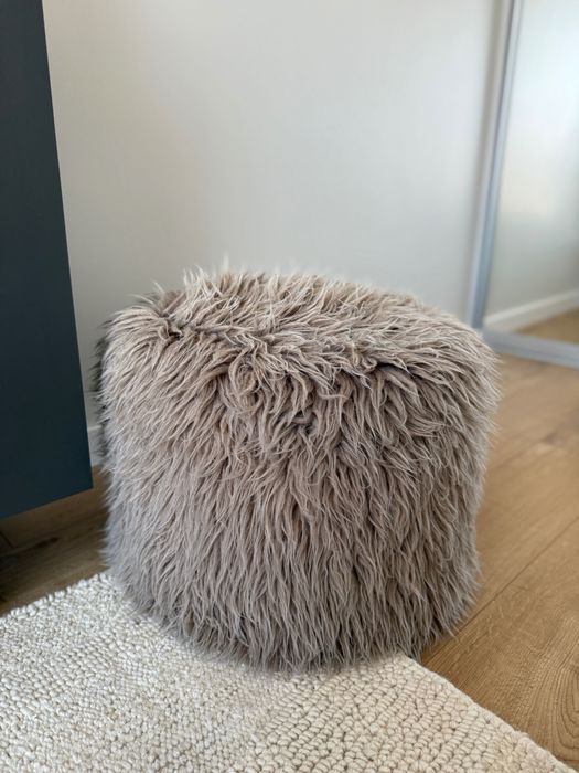Włochaty puf Living Concept średnica 50 cm