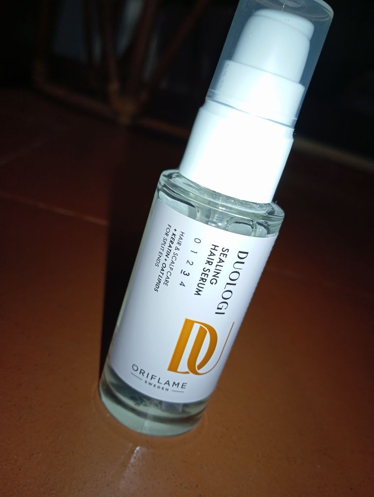 A sérum capilar hidrata, fortalece e protege os cabelos contra danos.