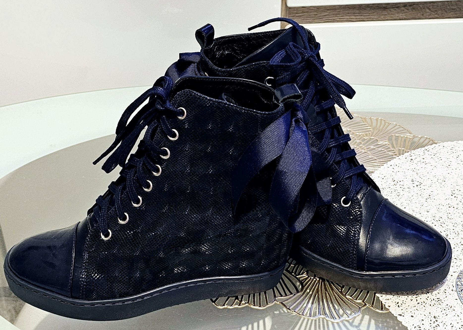 Nowe, skórzane granatowe sneakersy na koturnie, R. Polański, rozm 39