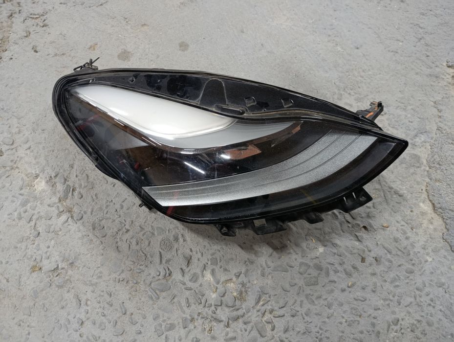 Попередня права фара Tesla model 3/Y
