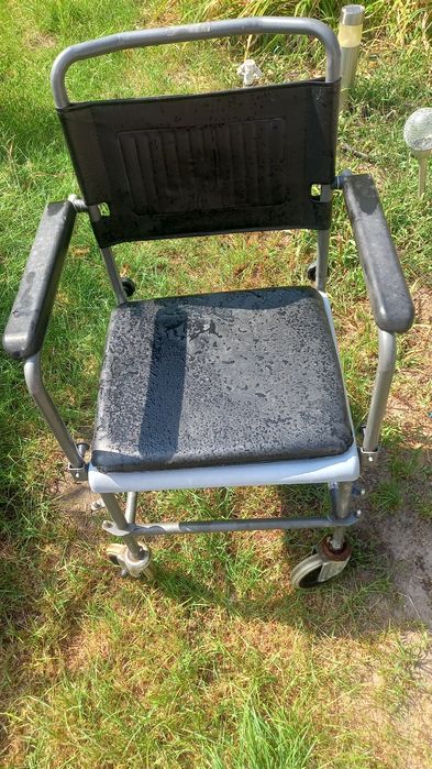 Krzesło toaletowe / prysznicowe na kółkach