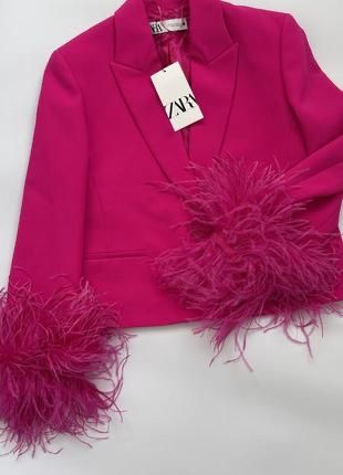 Рожевий костюм піджак жакет з пірʼям