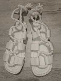 Białe sandały Rzymianki