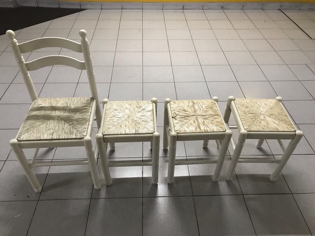 Conjunto de 1 cadeira e 3 bancos