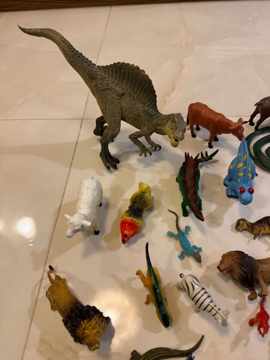 Figurki dinozaurów, zwierząt, gumowe i plastikowe, 38 szt.
