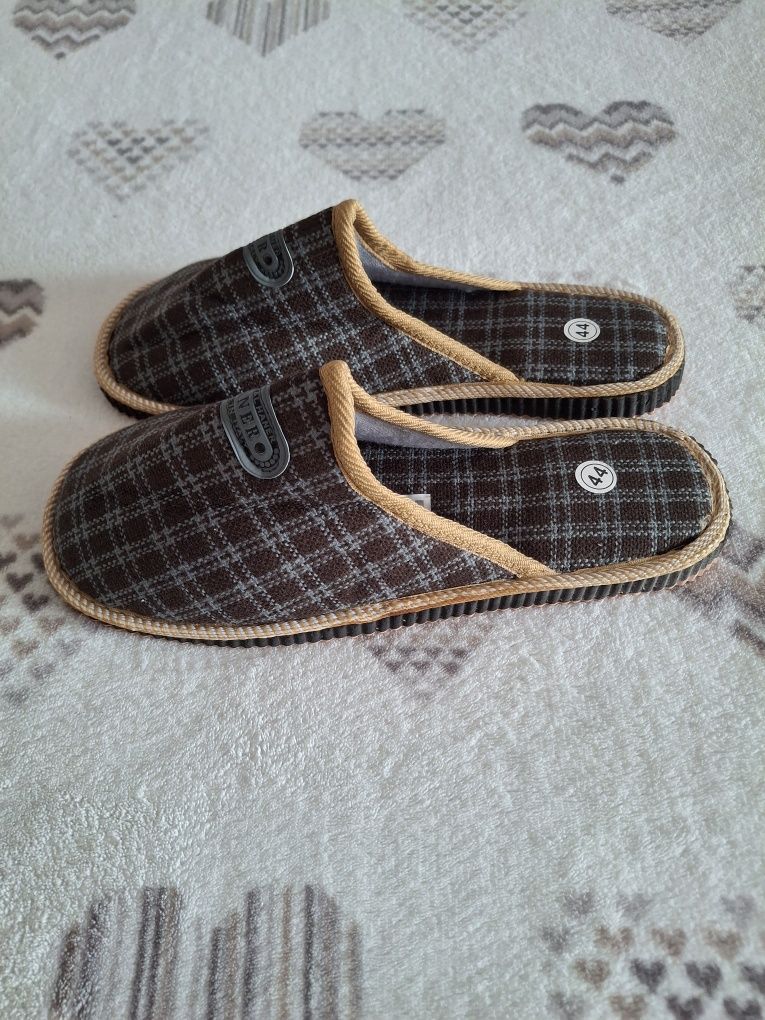 Kapcie męskie nowe, r. 44