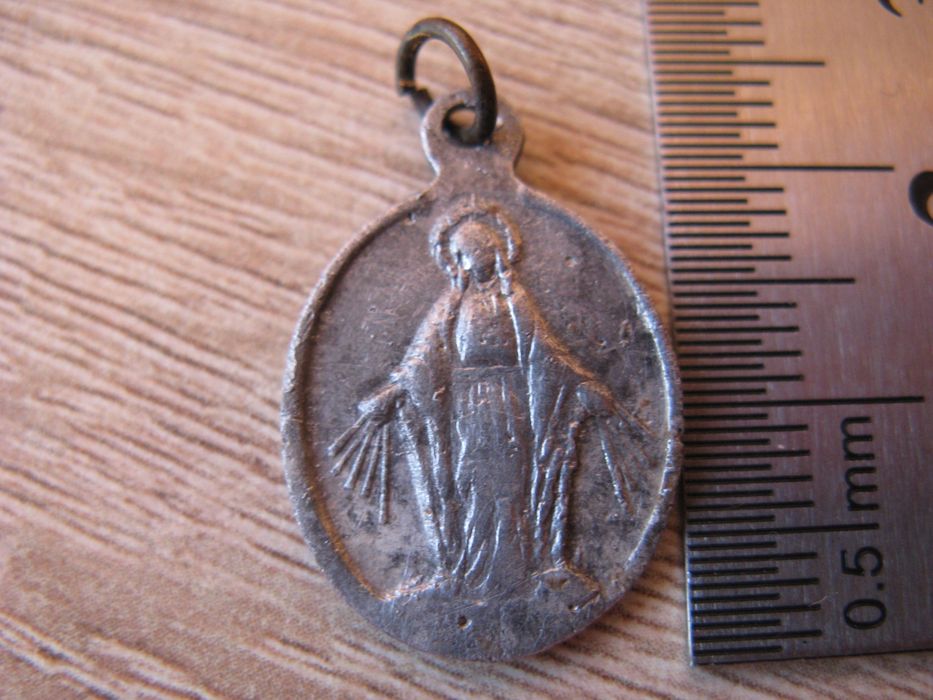 Przedwojenny cudowny medalik