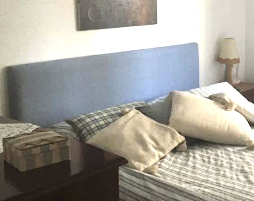 Cabeceira almofadada com capa azul ganga 160x100