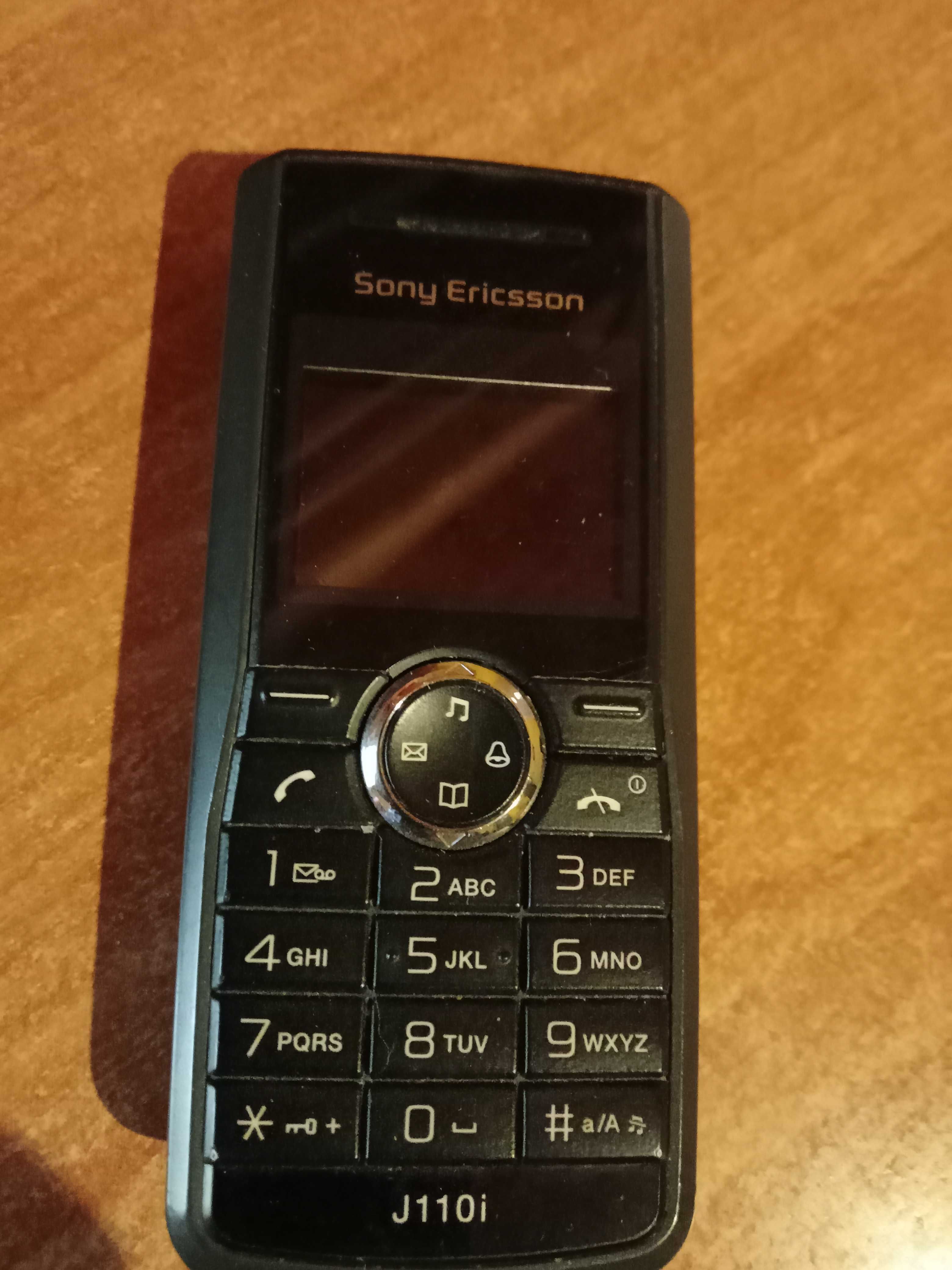 Sony Ericsson J110i z ładowarką samochodową.