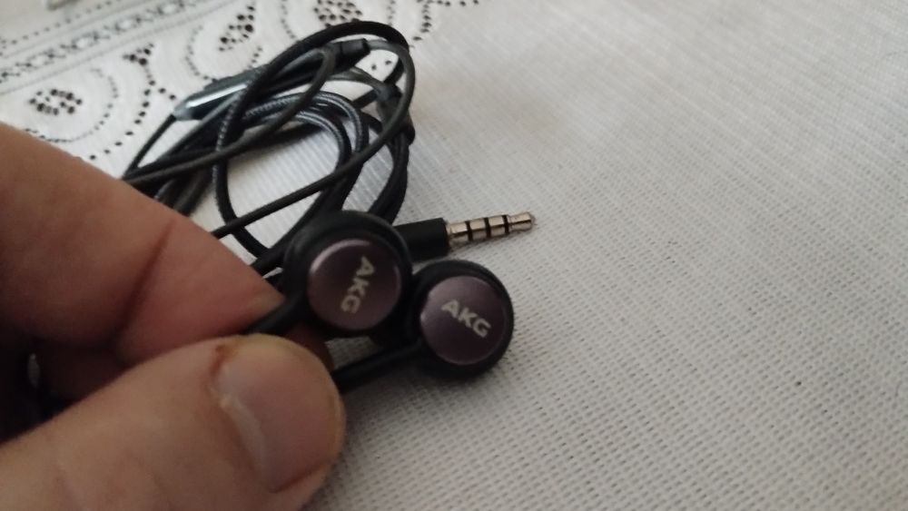 Słuchawki dokanałowe AKG, przewodowe mini jack z oplotem wzmacniającym