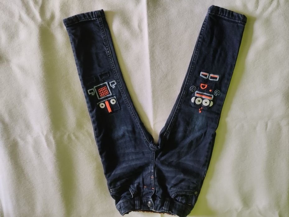 Jeansy dziecięce ocieplane z robocikami R.98