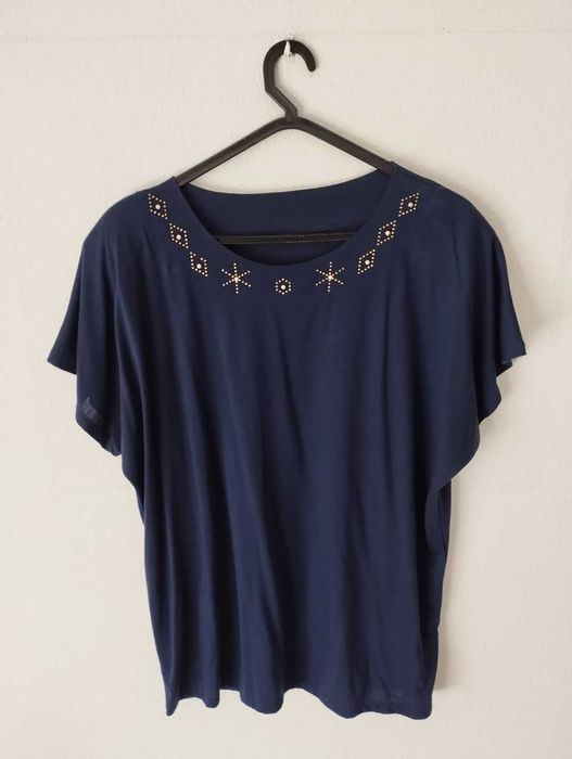 T-shirt XL com decoração no decote