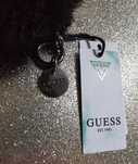 Guess - brelok do kluczy z pomponem