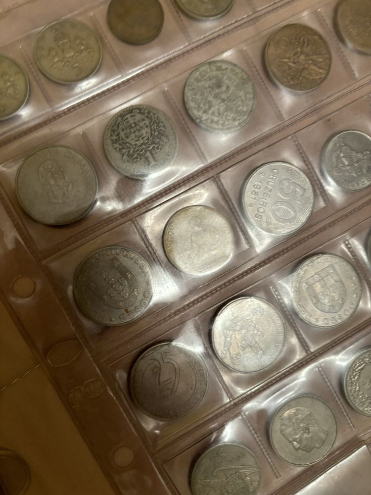 Conjunto de moedas antigas portuguesas d estrangrira.