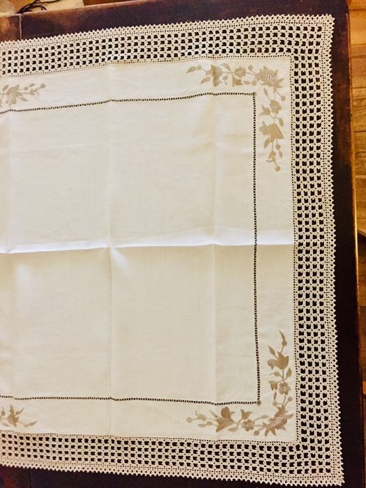 Toalha de mesa antiga em linho bordado e renda