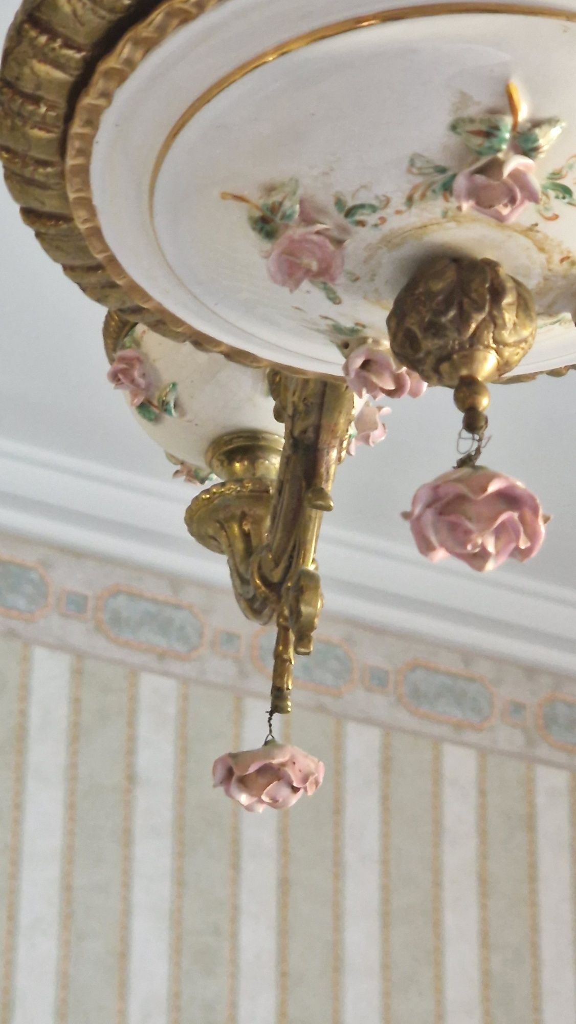 Candeeiro de Teto Vintage em Porcelana e Latão Dourado