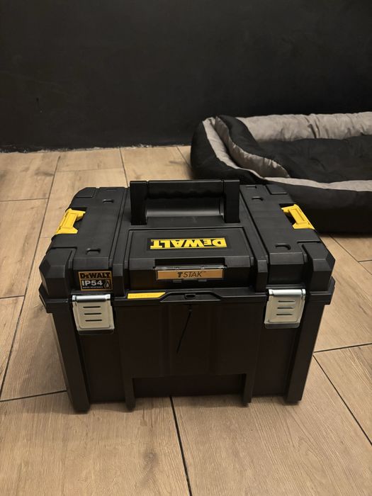 Skrzynka na narzędzia z DeWalt