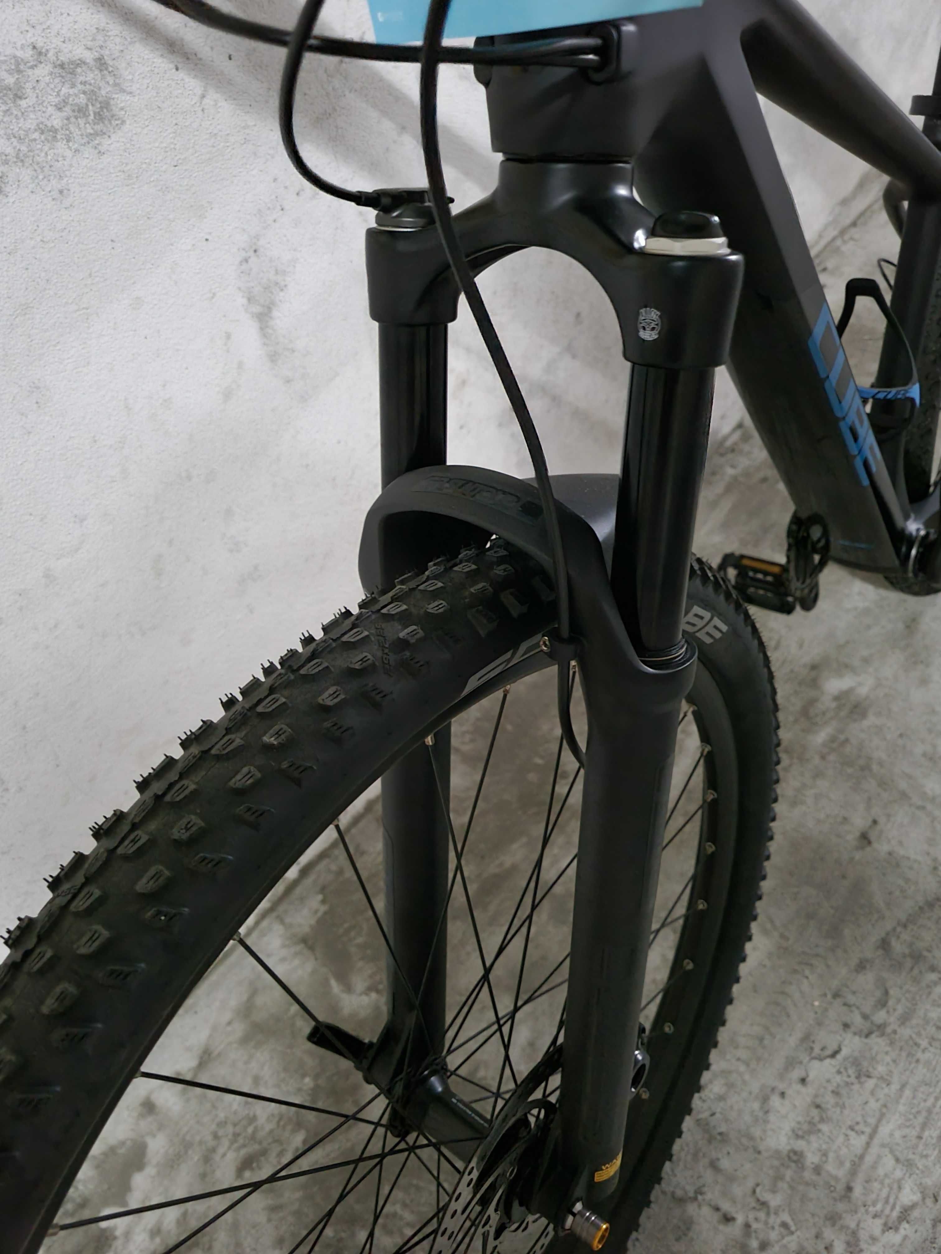 Bicicleta preto baço Cube