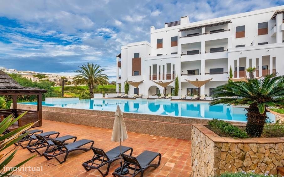 Apartamento de Luxo com Vista para Piscina em Lagos!