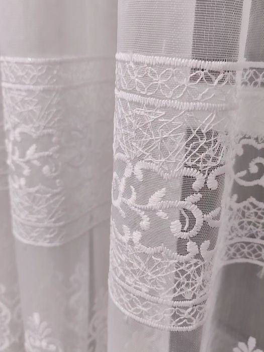 Тюль з ніжною вишивкою