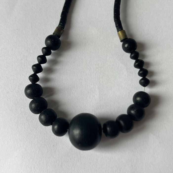 * lekki naszyjnik z czarnych koralików i kółeczek Vintage PRL korale