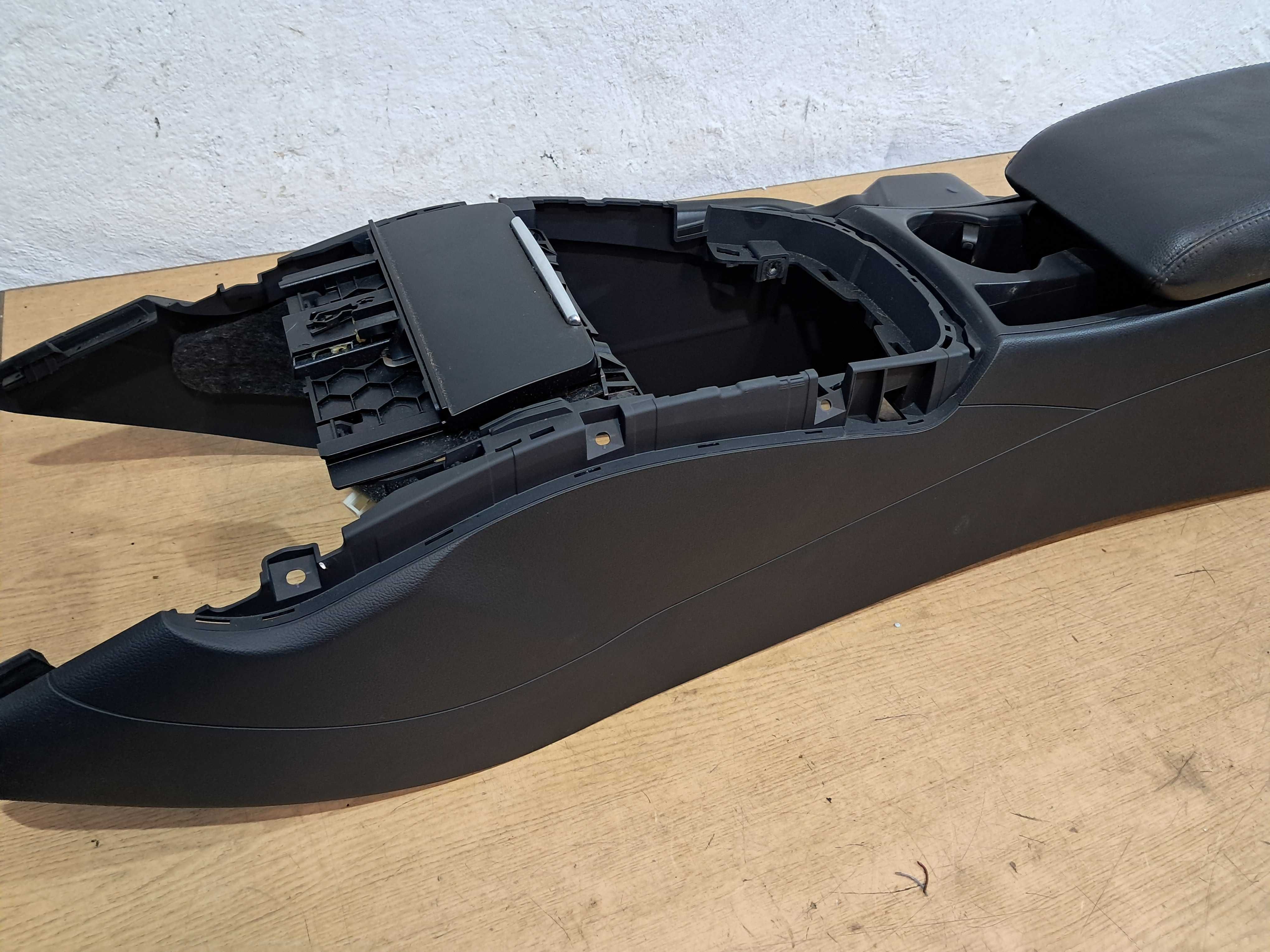 AUDI A4 B8 A5 8T podłokietnik skóra tunel środkowy