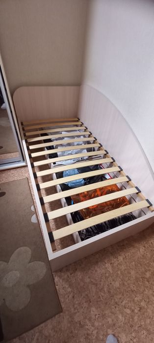 Продаю кровать подростковую с матрасом и ящиками.