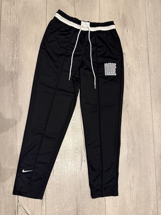Продам чоловічі спортивні штани Nike, легкі та стильні.