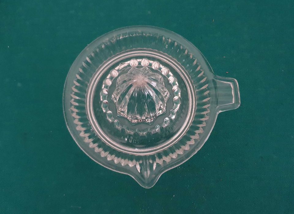 Fantástico espremedor de citrinos em vidro trabalhado - Anos 60